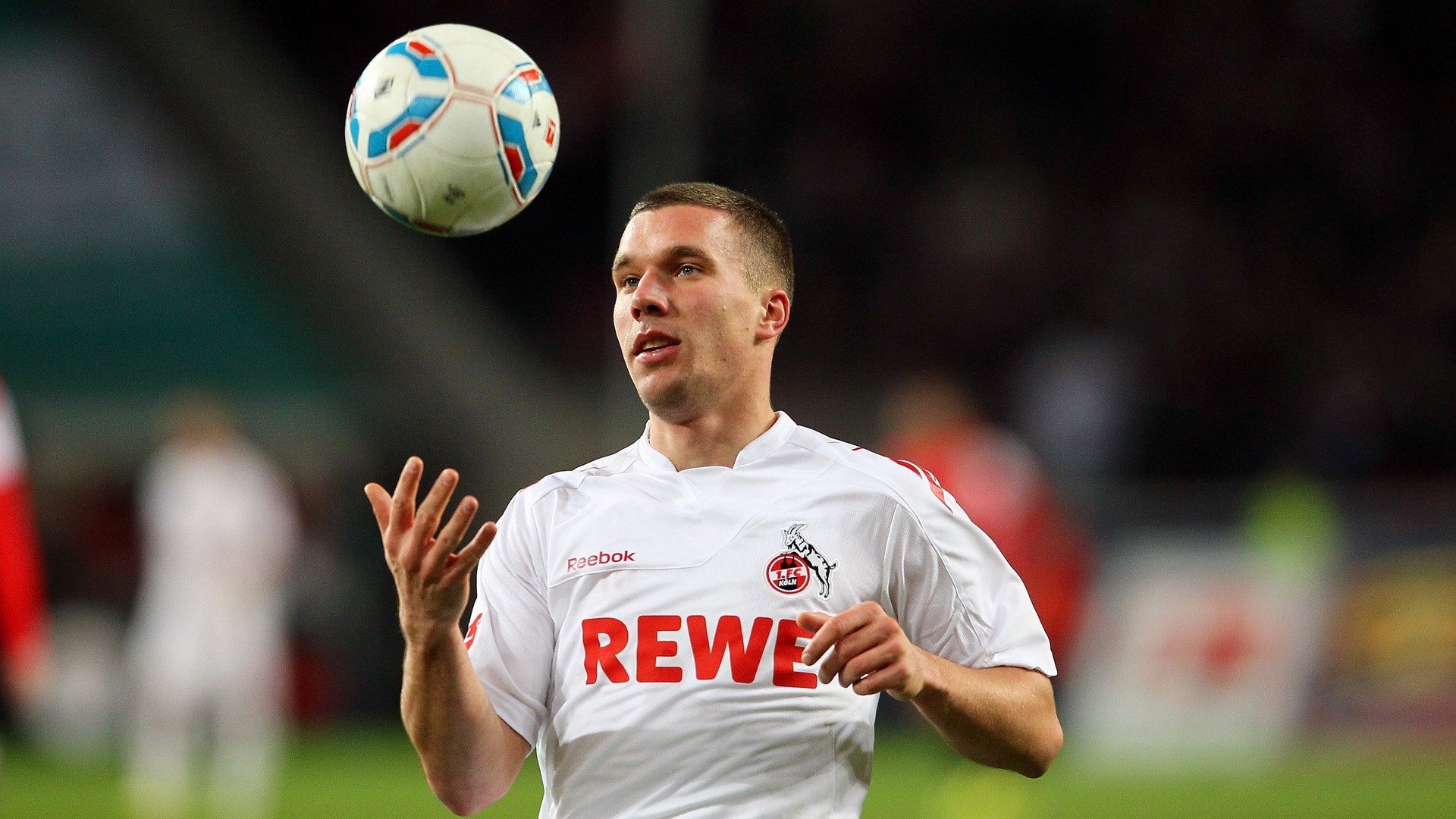 爱游戏综合娱乐-赛季最佳球员评选：谁能问鼎？，赛季最佳终极球员